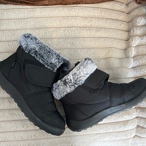 Cozy Black Winter Boots with Faux Fur Trim